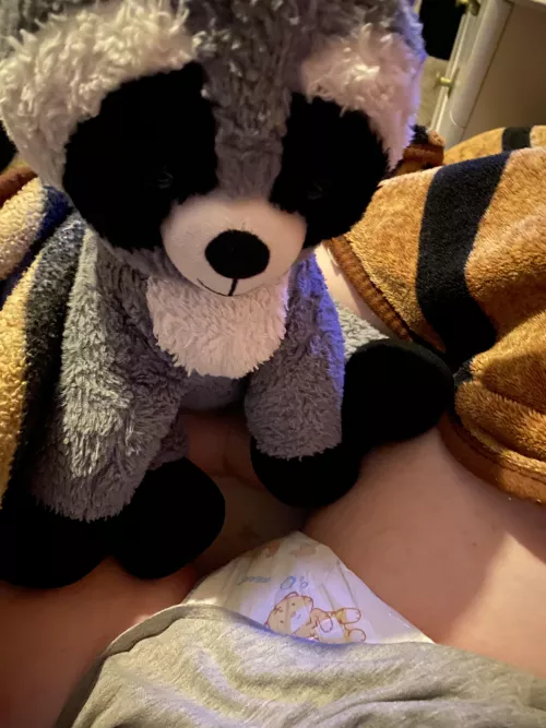 Whose that peaking out ? 😳🤍