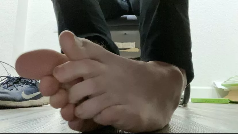 Why do my feet look like they’re scheming 😈 Why do my feet look like they’re scheming 😈