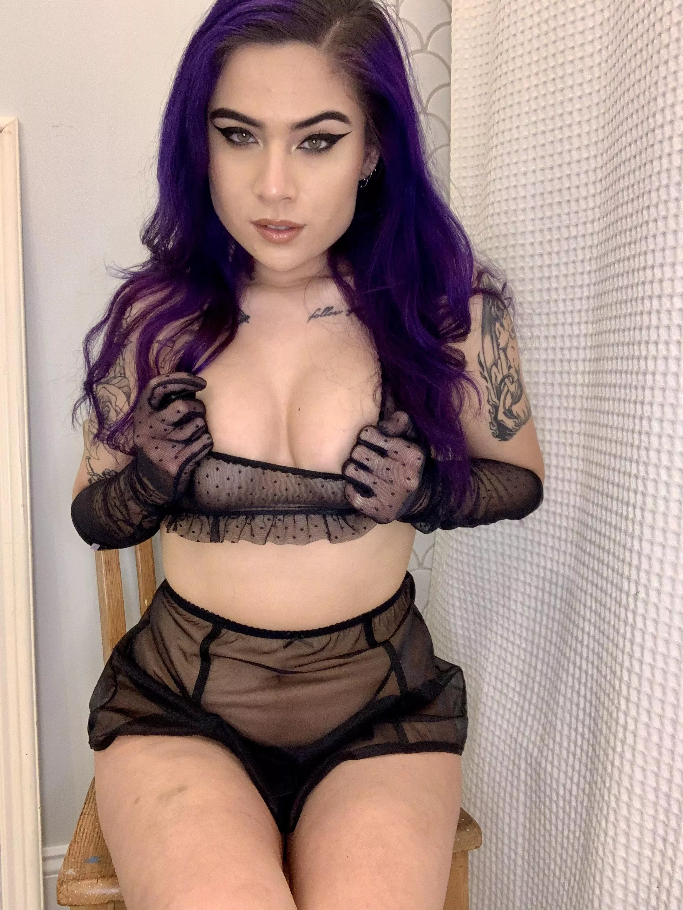 Wish I had a big dick to sit on instead🙄