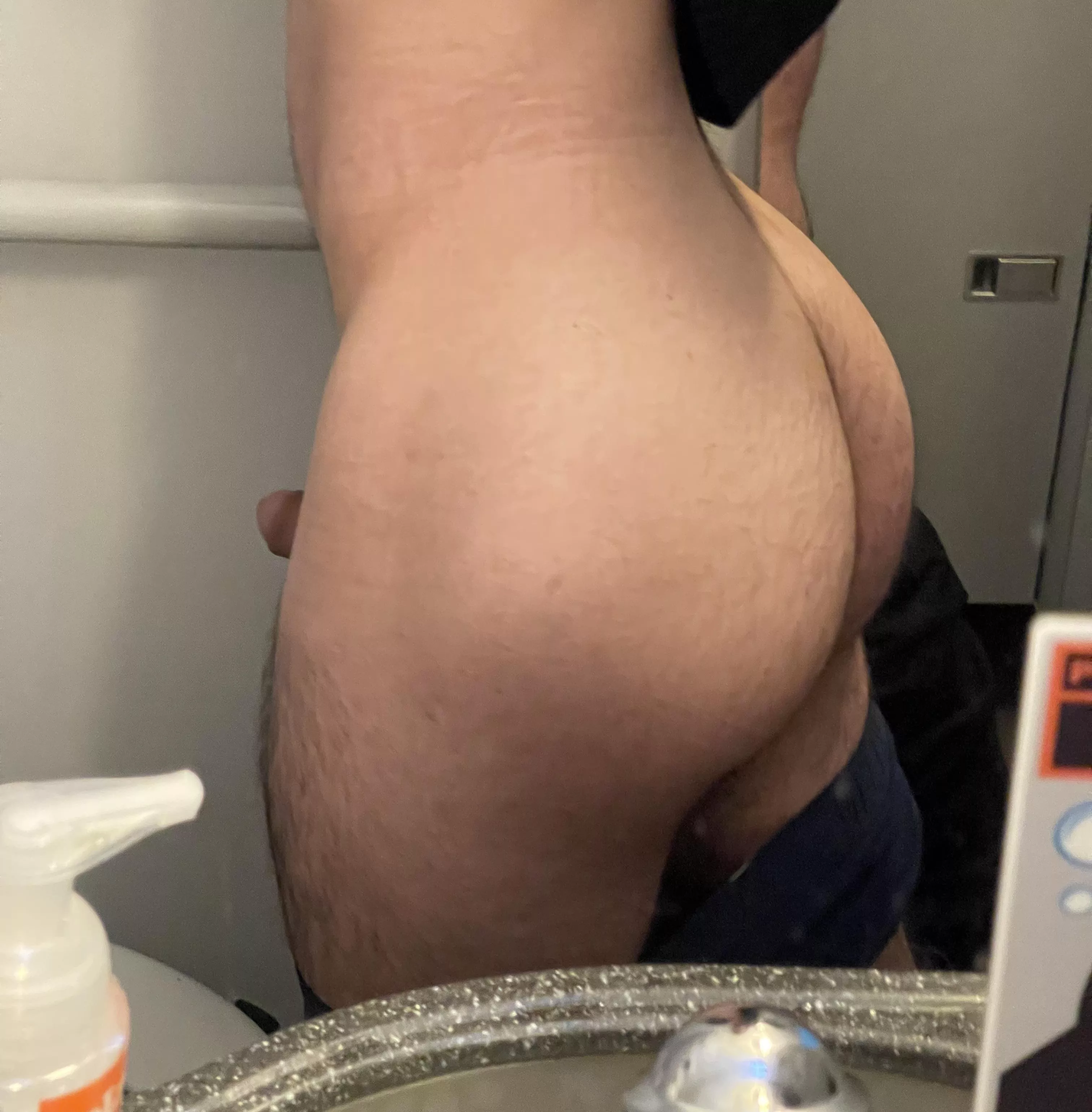 Work trip with my hung coworker. Hope he stretches me out ;)