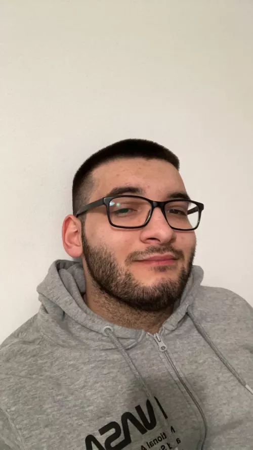 Working on self confidence about my looks✌️ feel free to dm me 😁