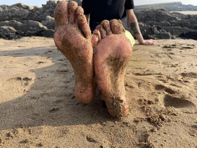 Worship my sandy toes