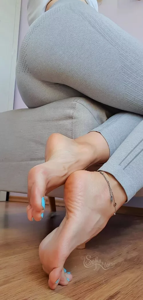 Would you cancel all your plans for the weekend, and come over to enjoy my delicious toes? 💙🍷