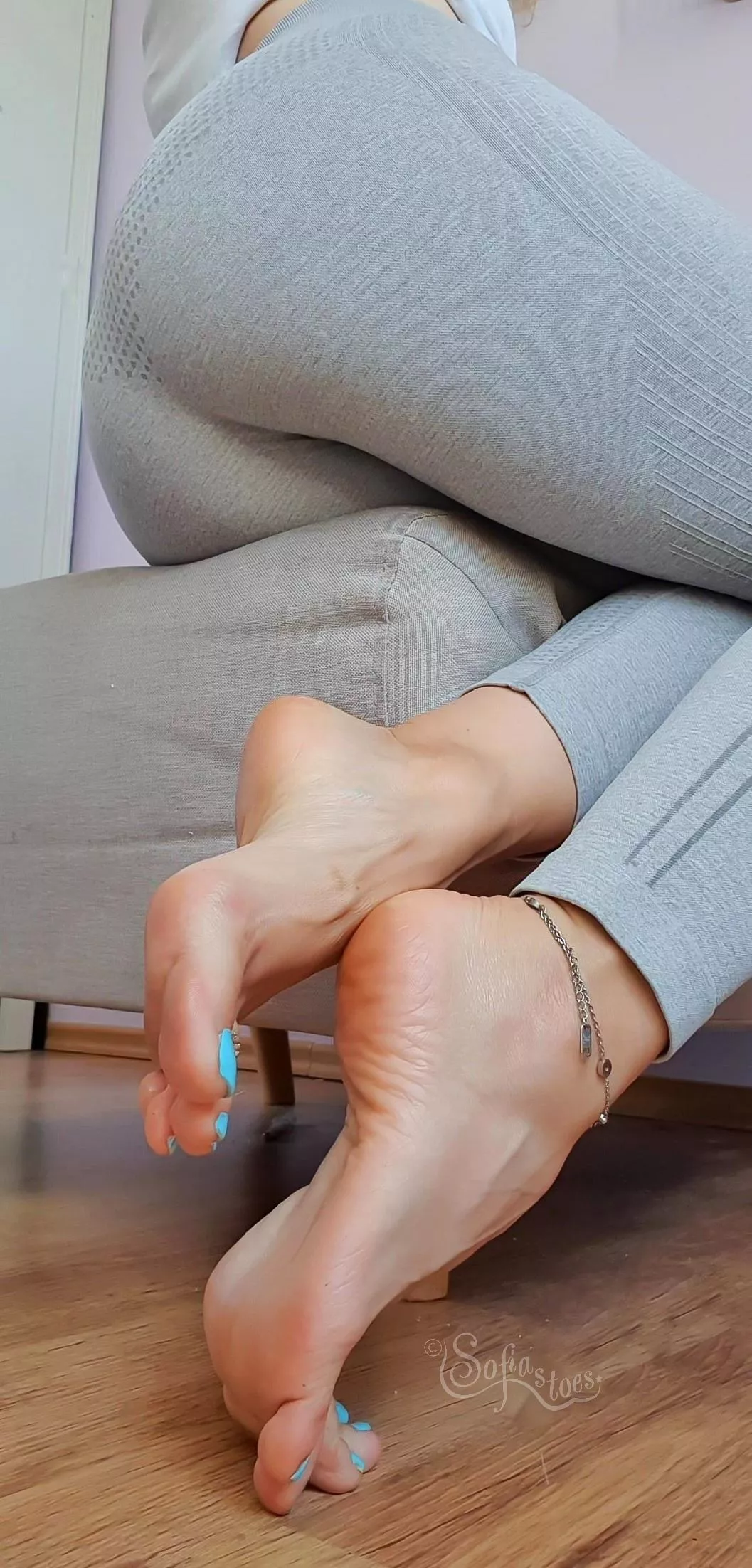 Would you cancel all your plans for the weekend, and come over to enjoy my delicious toes? 💙🍷