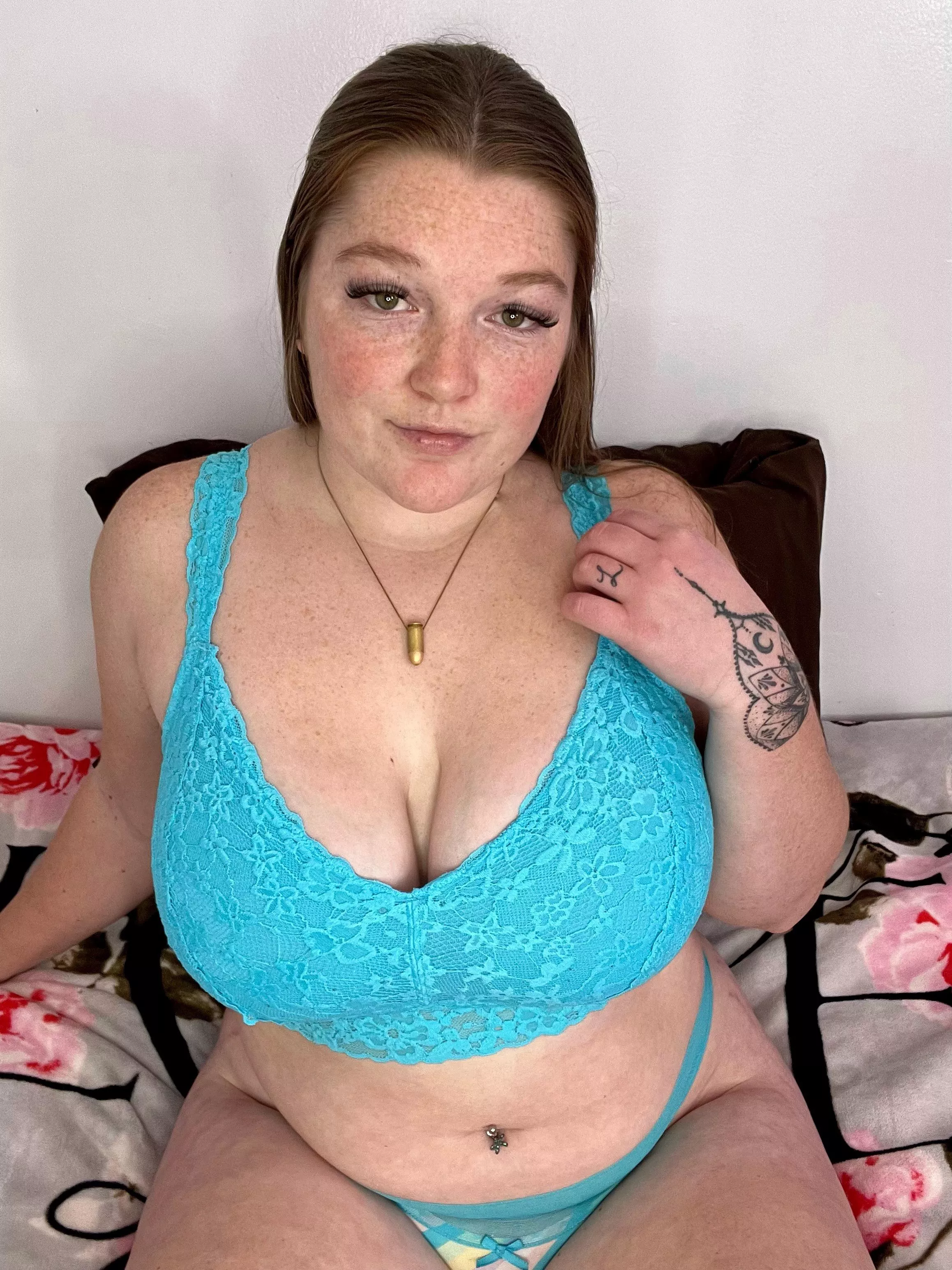 Would you spend the day kissing all these freckles?😋