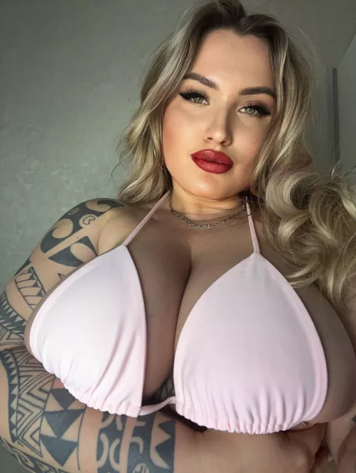 Wow how gorgeous my new lipstick looks on me, don’t you think so?