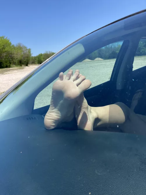 wyd if you see my toes wave at you while you’re driving 🦶🏻