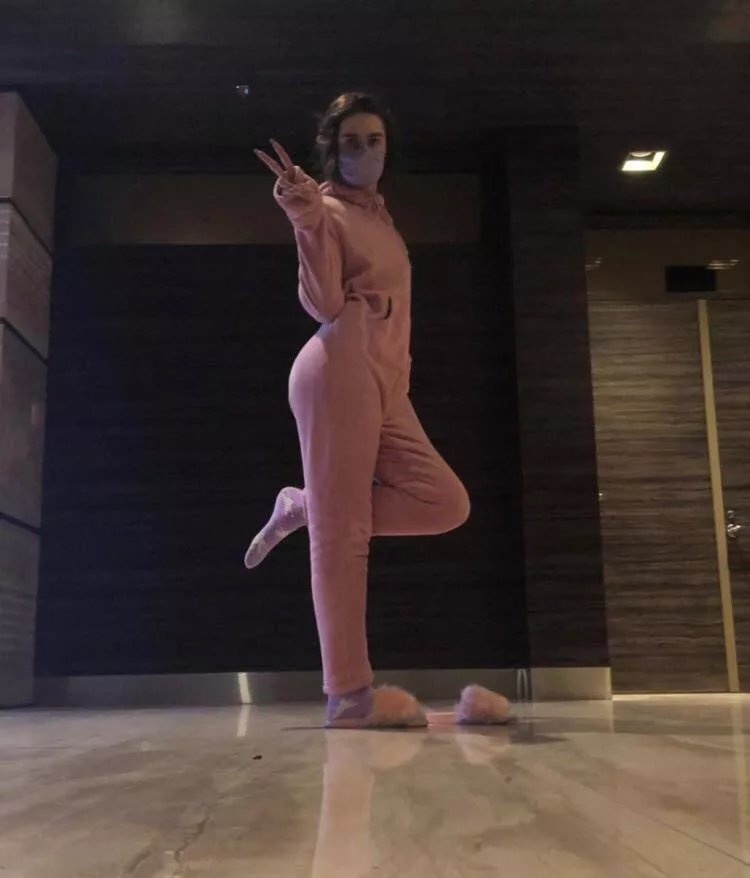 Wyd if your UberEats delivery man drops off your food in a pink fluffy onesie?🐰💕😹