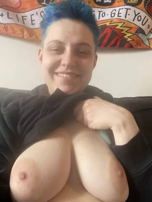 Yaaay Im super happy I can join y’all here 🥰💖 hello!! 👋🏻