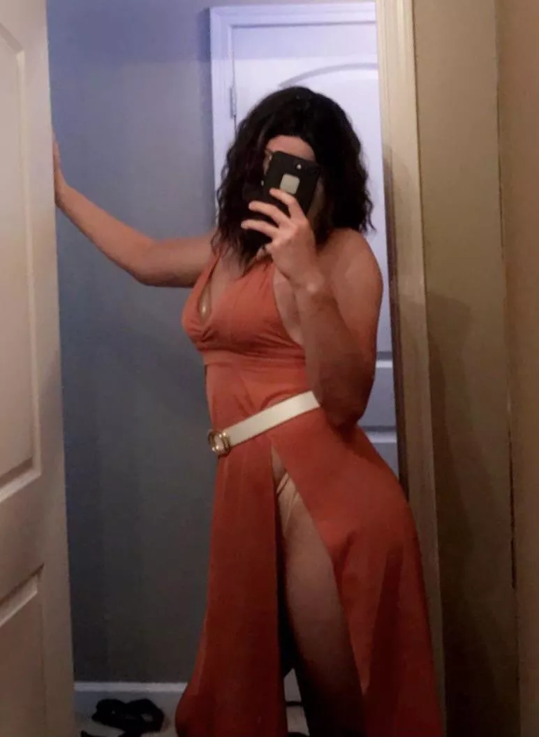 You can move my dress to the side so easily 😈