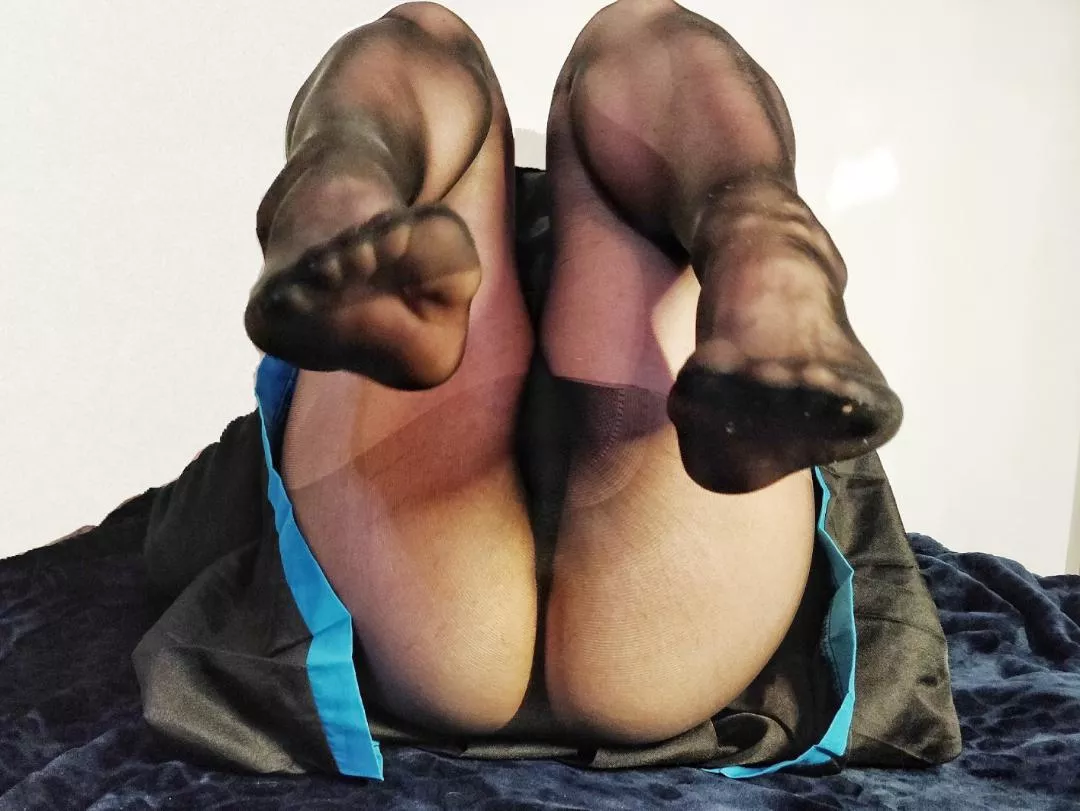 you like my beautiful black pantyhose?🥰
