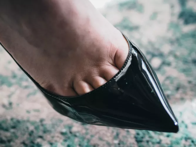 You like toe cleavage ?