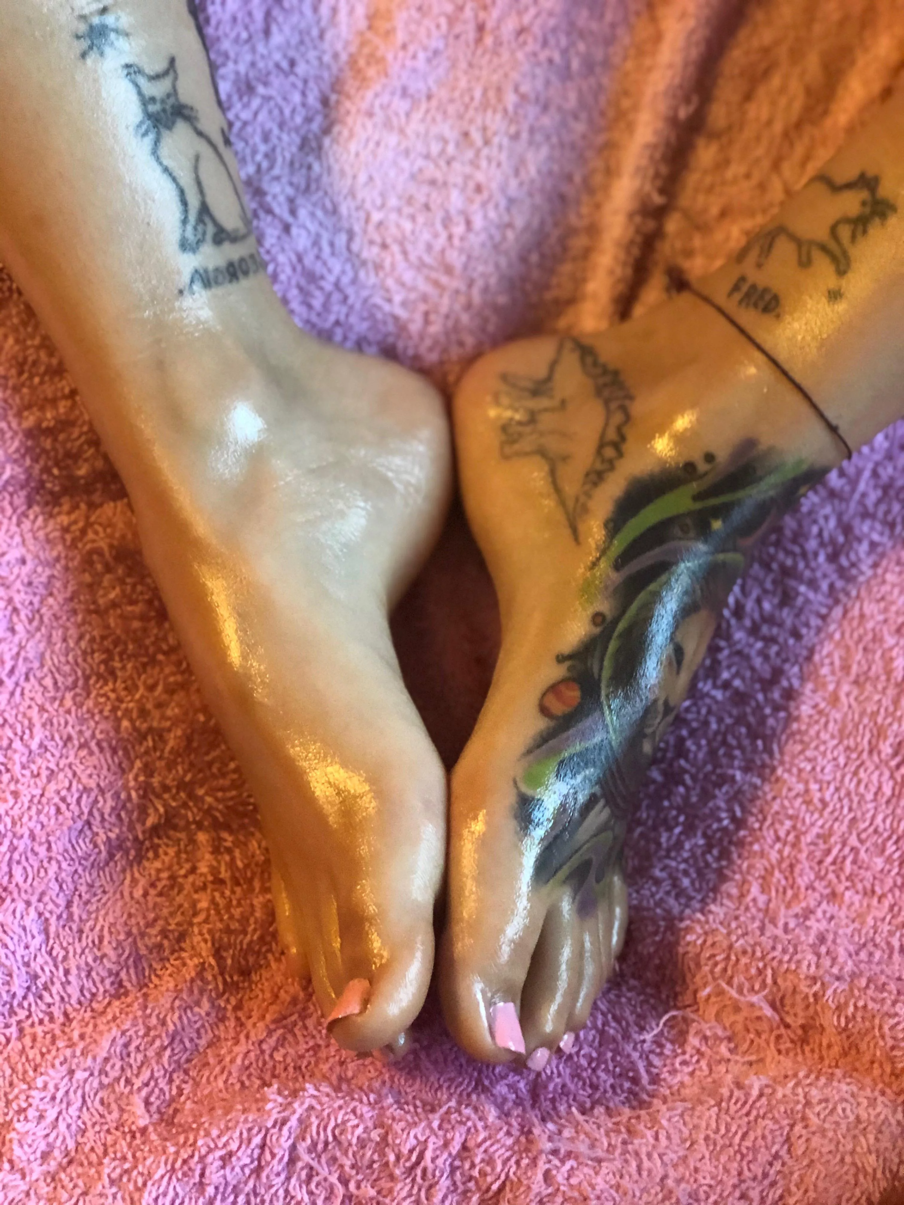 Your cock would look perfect between my feet ! 🥰