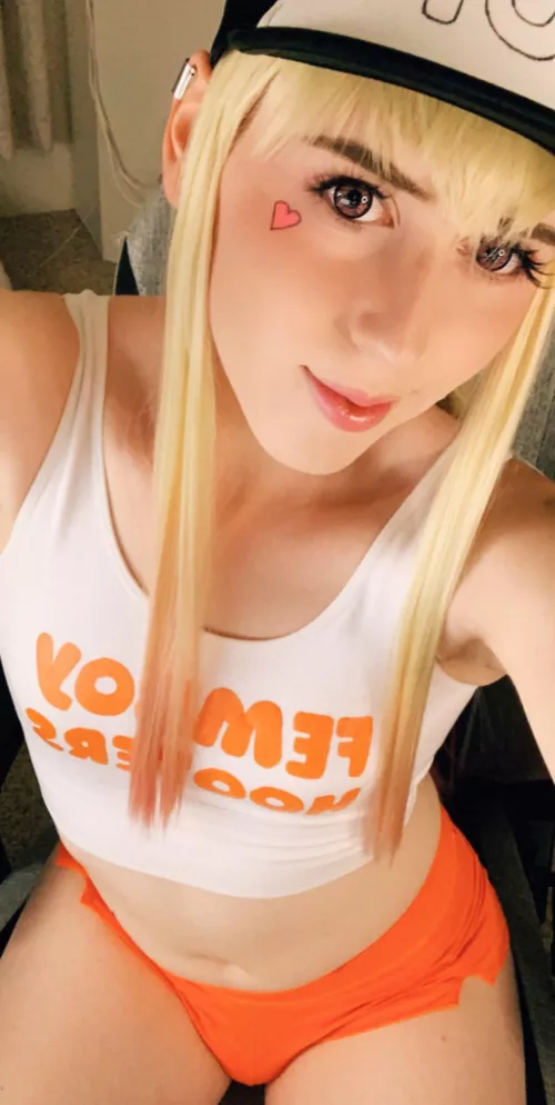 Your fav hooter girl