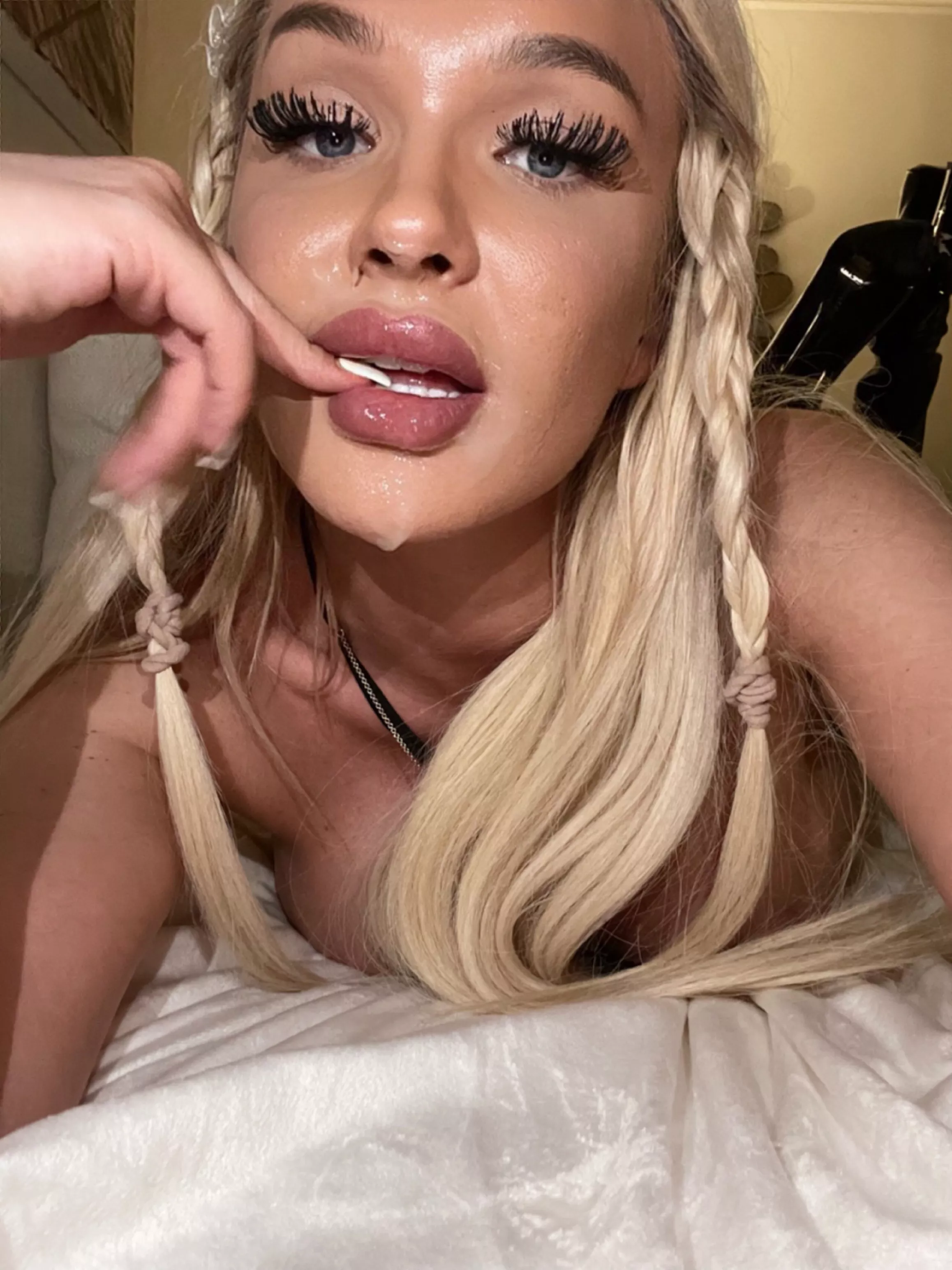 your favorite cumslut!