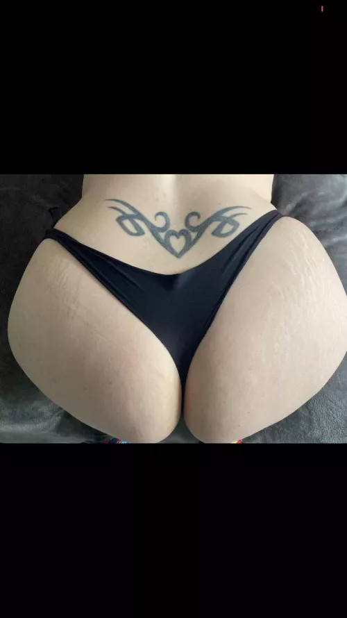 Your handprint would look good on my ass don’t you think? 😈