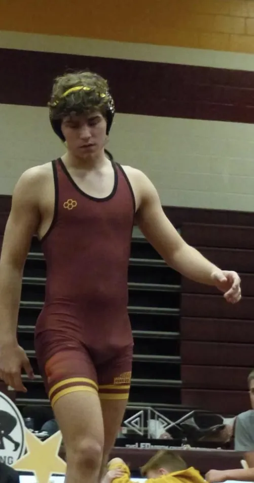 18 college freshman horny af