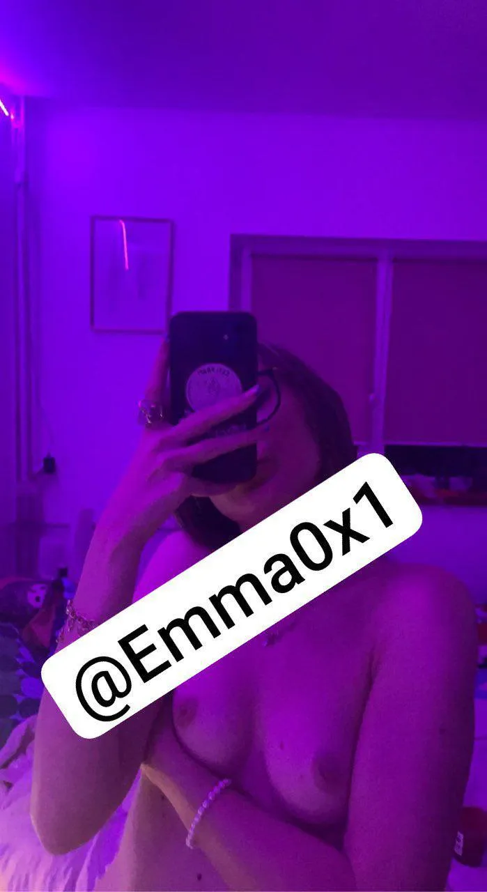 18 F I'm here to sext and I'd love to show off my ass and tit pics.how