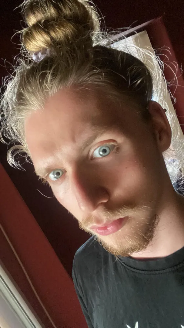 18 looking for an older bro/dad