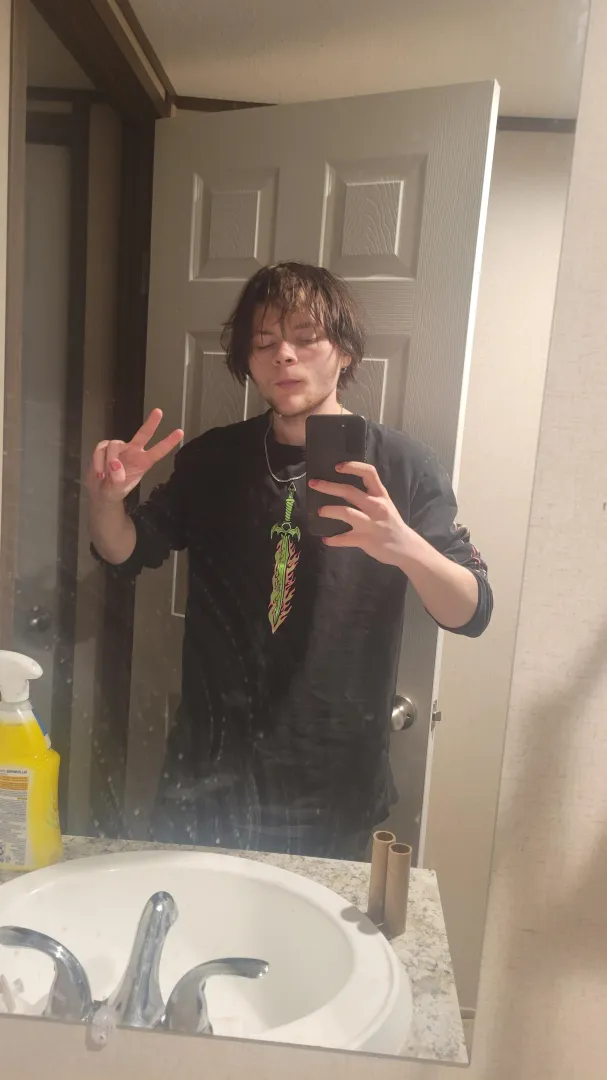 18 year old m anyone down to take my virginity m4f