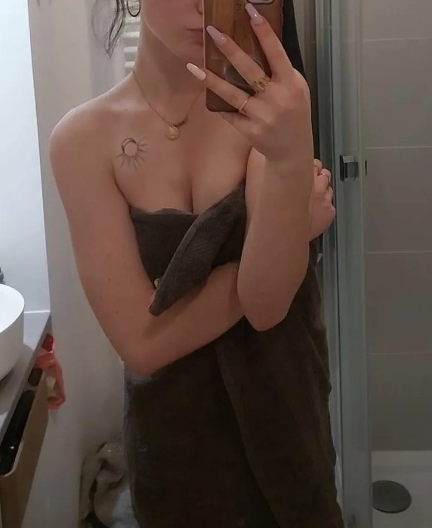 18f j’ai trop chaud, tu viens me déshabiller ?