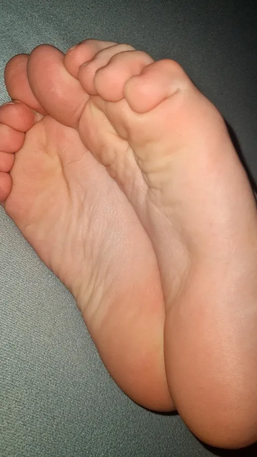 18yo small feet