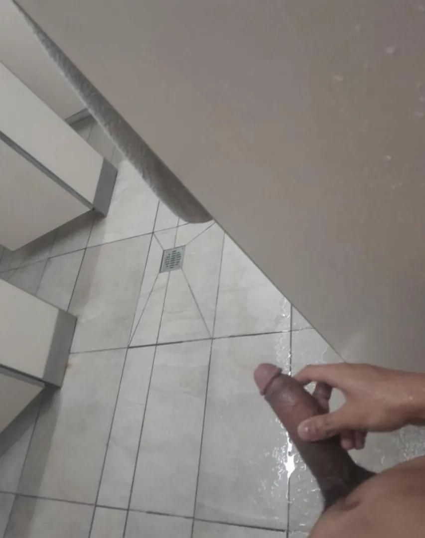 (19) desearía que alguien pasara y me viera en las duchas del gym