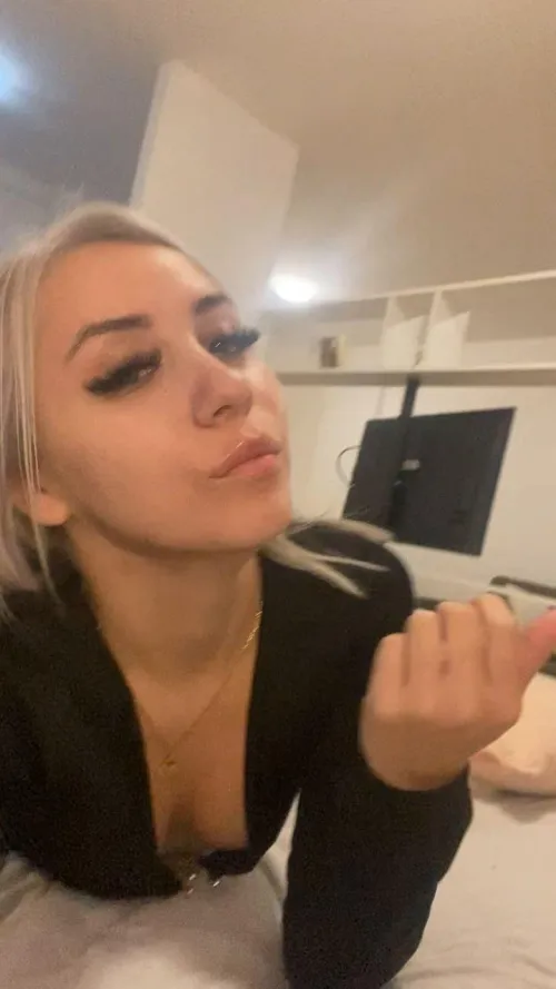 19 (f) free now, who’s coming?