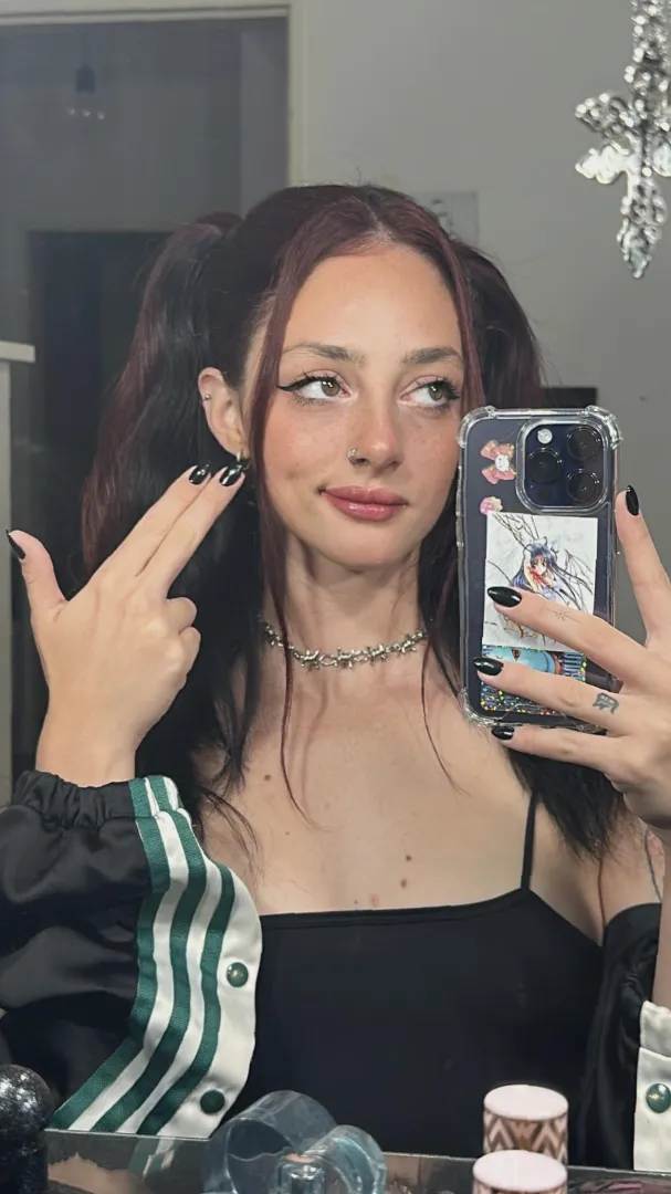 19 F - Mood activated, need someone who can host lol - chat on lnsta: lunarumes