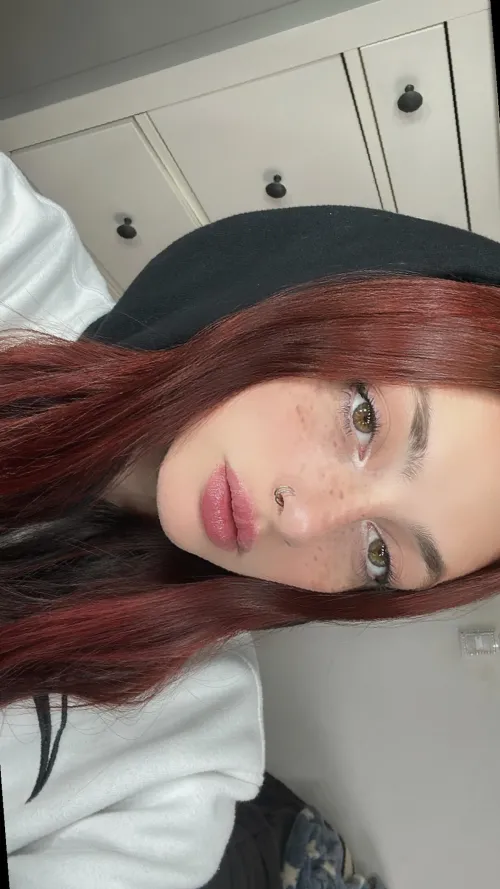 19 F4M - Anyone nearby down to host? - slide in on lg: lunarumes