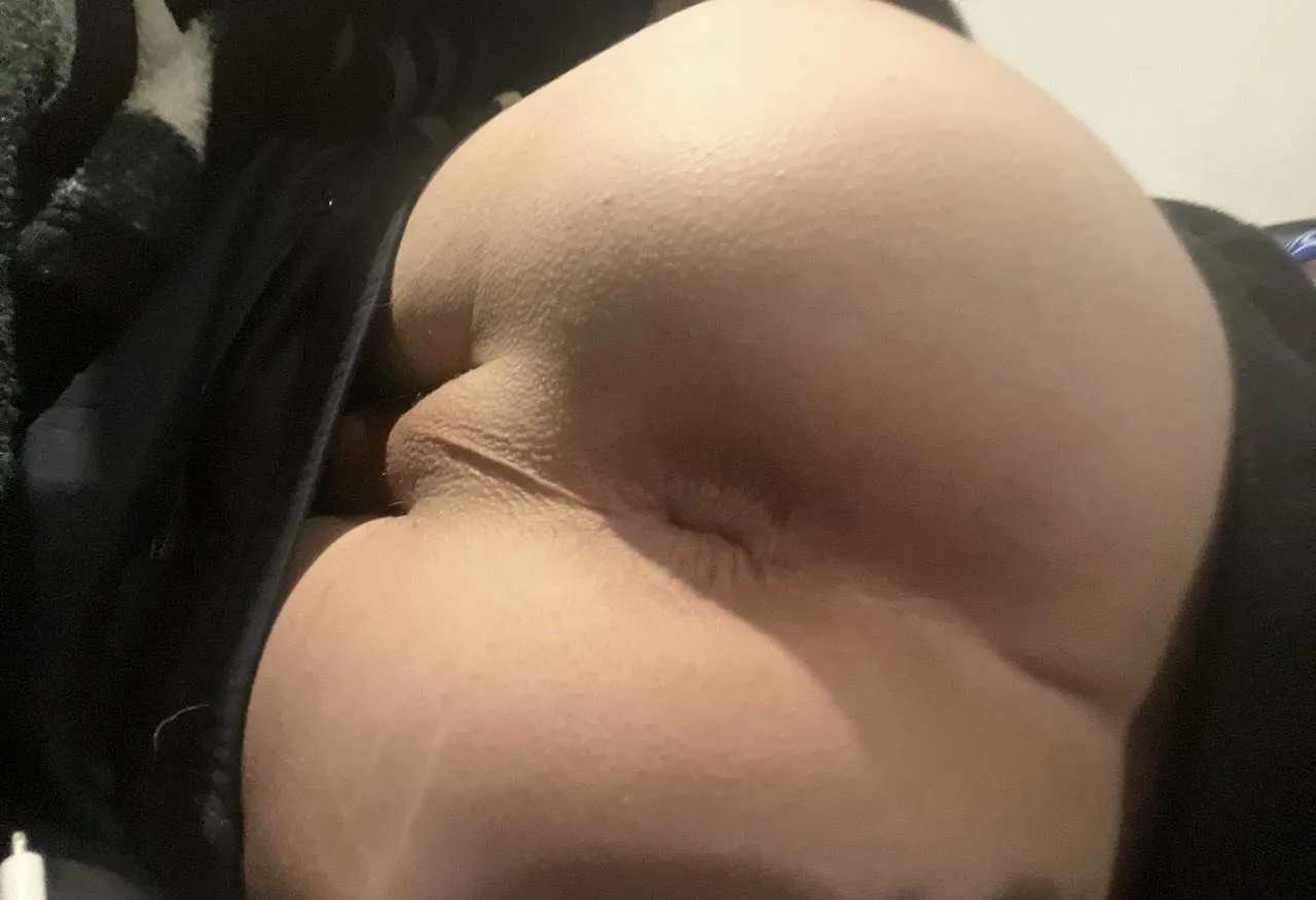 19 Wellington dm if in area or close prefer the older guys x but i don’t mind age