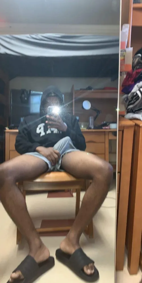 19 yo does anyone on this sub with pale feet or flip flops/sandals down to just show thier toes on vid call and watch me burst a load. (I cum a lot btw). Pale+++ white+ long toes+ flip flops  + snap:gripglaze