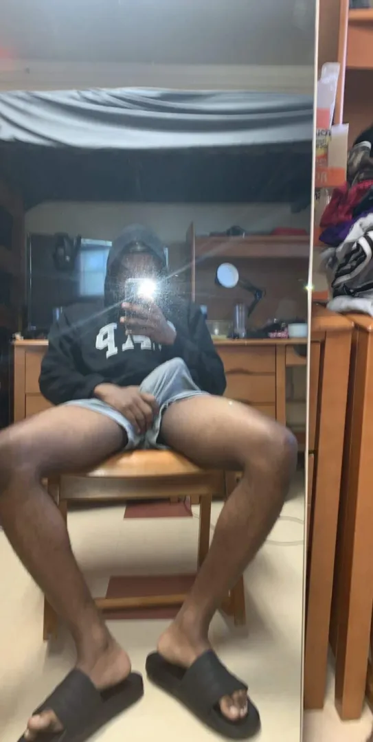 19 yo does anyone on this sub with pale feet or flip flops/sandals down to just show thier toes on vid call and watch me burst a load. (I cum a lot btw). Pale+++ white+ long toes+ flip flops  + snap:gripglaze