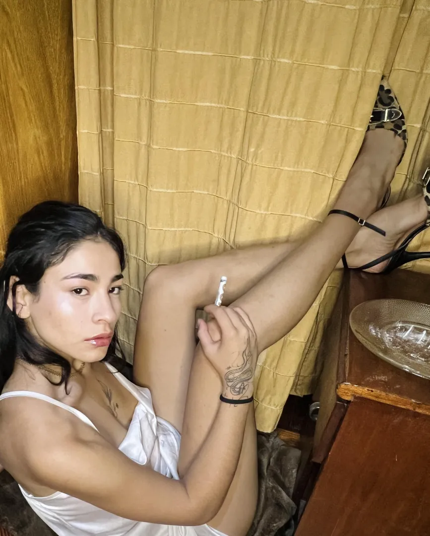 19f skiing in heels✨