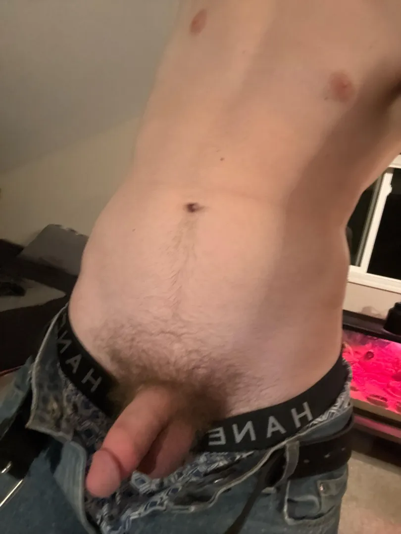 (19M) Just got off work, tired asf. I could use dad’s nice warm chest and big hairy arms to hold me.