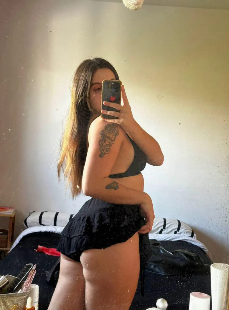 20 [F] could you handle this much ass for tonight?