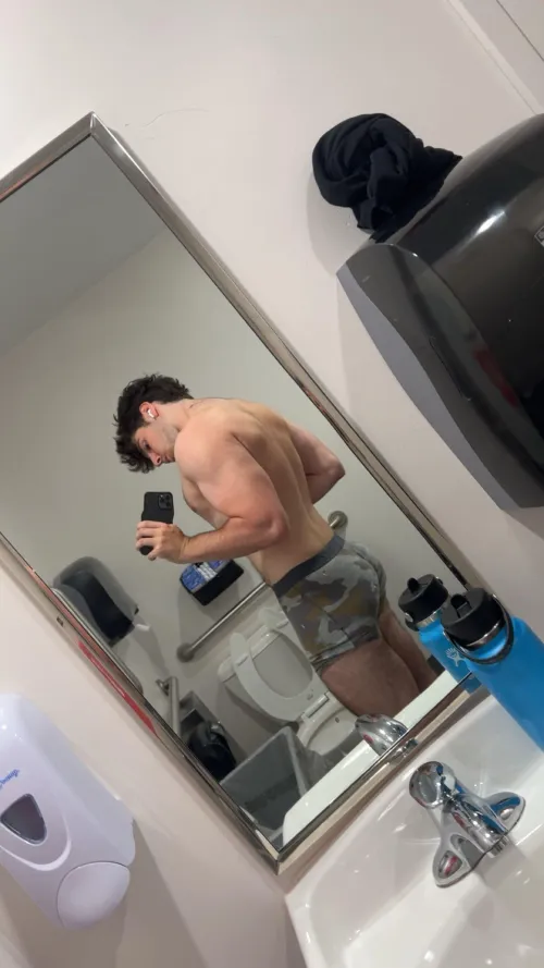 20 straight frat bro. Who’s paying for my drinks? DMs “hey sir” boys!