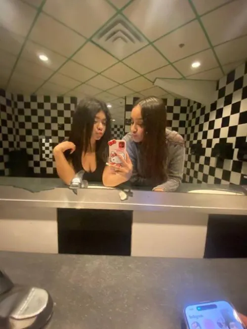 20F besties down to share who’s down to smash my friend or i