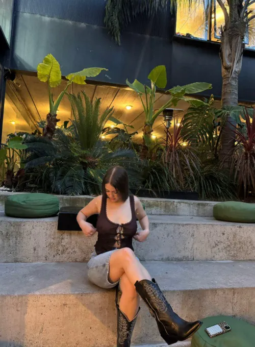 20F, feeling bold tonight, wondering if there’s a guy nearby who wants to meet