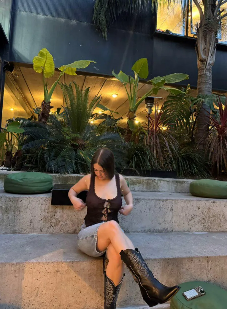 20F, feeling bold tonight, wondering if there’s a guy nearby who wants to meet