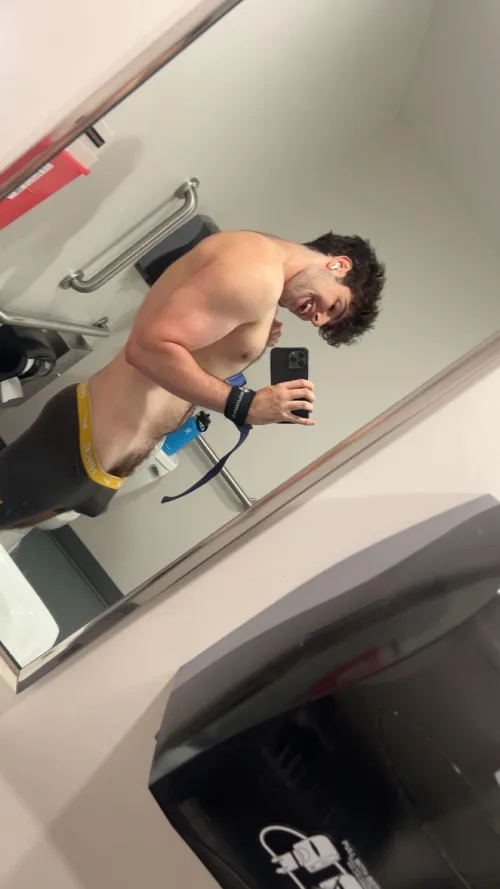 20m straight frat. First boy to sends get to see this dick. DMs