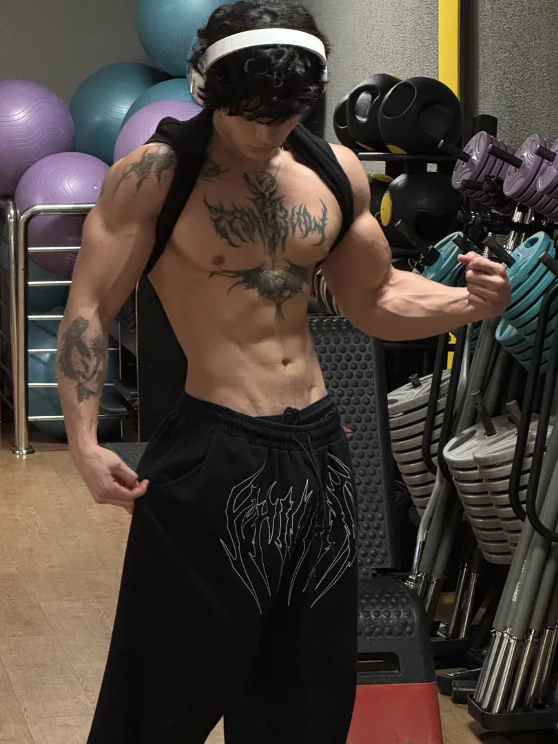 (21) a little posing