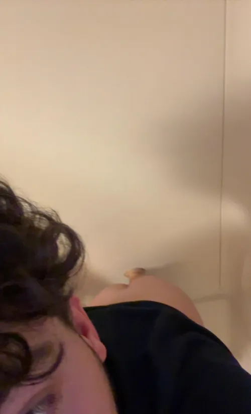 (21) Im in downtown Chicago right now hit me up if you want my ass, need dick badly