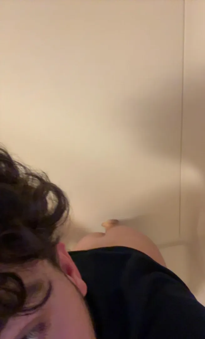 (21) Im in downtown Chicago right now hit me up if you want my ass, need dick badly