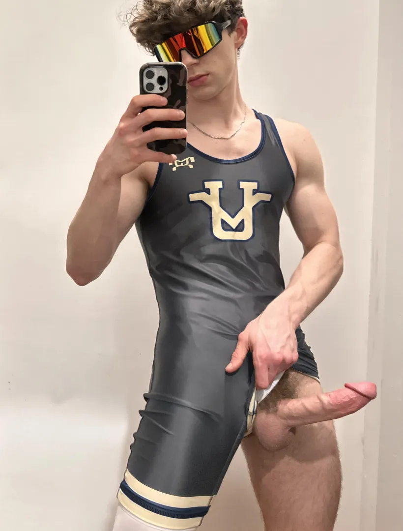 21yo wrestler. Im pretty good at pinning dudes down btw