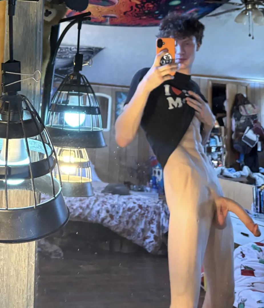 21yr old hung college athlete‍♂️ Hard to resist this BWC isn’t it? I’ll help bring your fantasies and kinks to lifewhile you pay down my student loans. Dm open