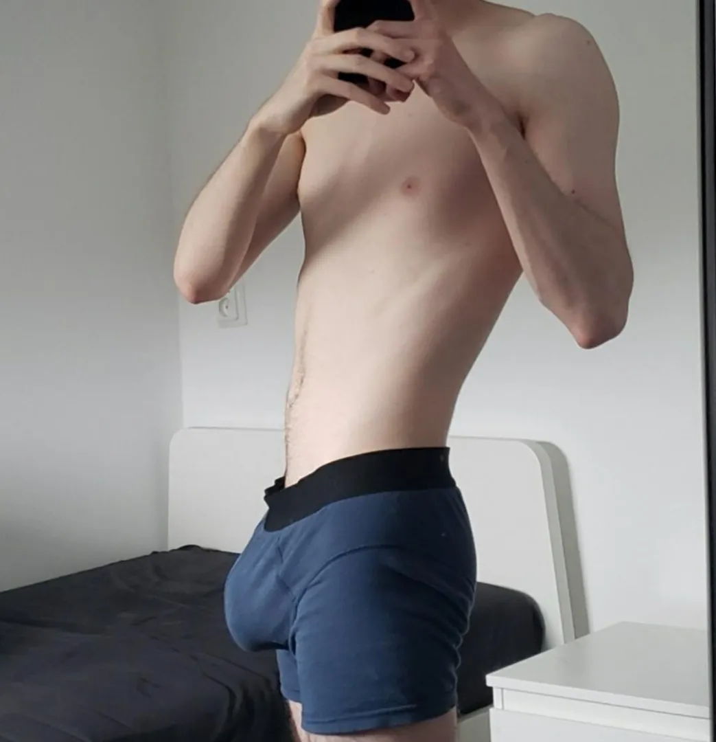 22 gay, hot bulge here