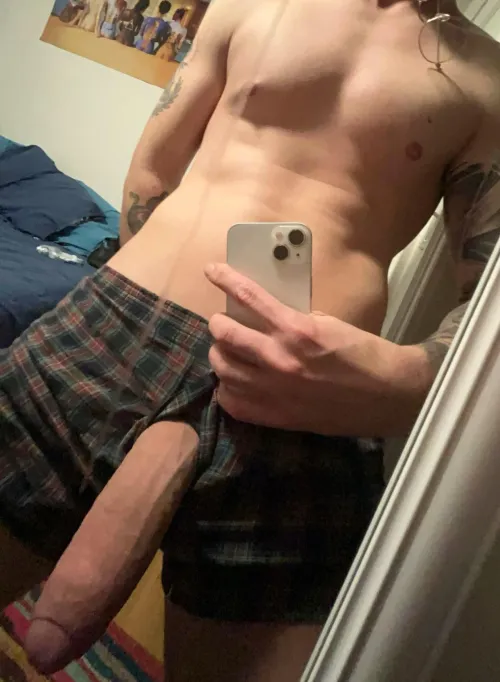 (22) I hooked up with this girl I met at the gym and she told all my friends how “giant” my dick was, now they won’t stop bringing it up