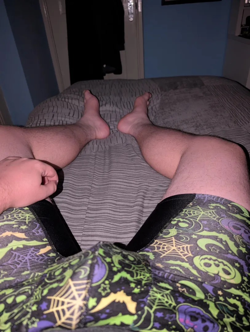 22. Who's horny? Anyone from UK? DM me.