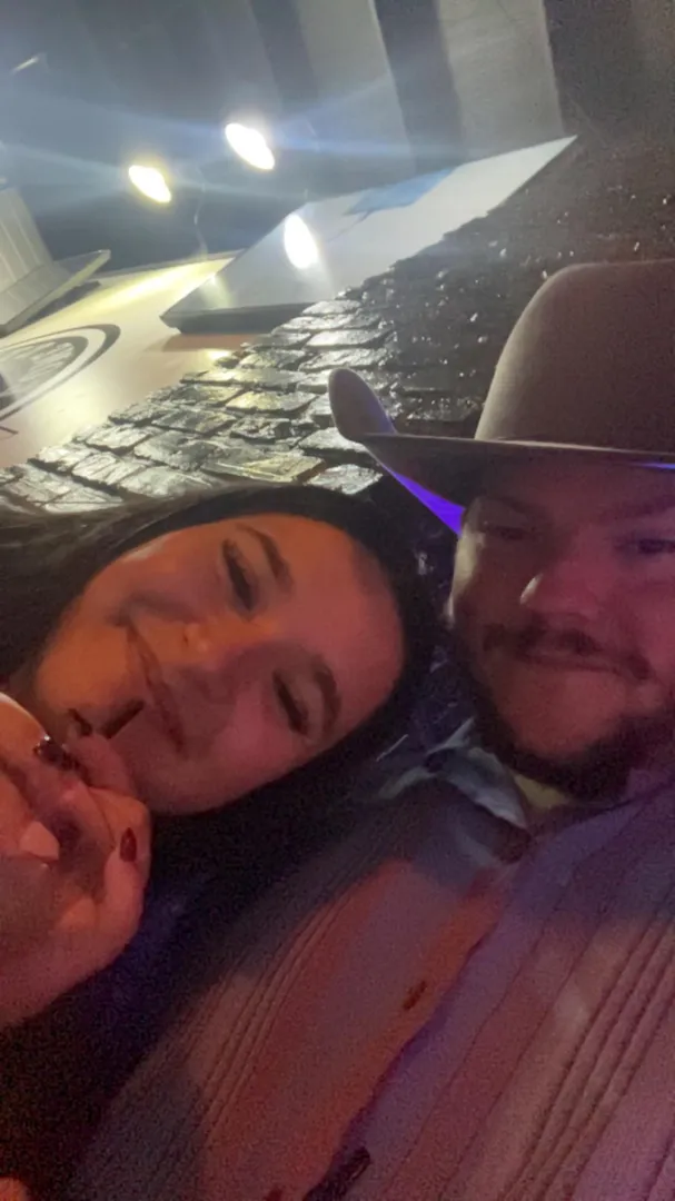 22F/23M in Longview looking for a single female or couple to meet up with this weekend.